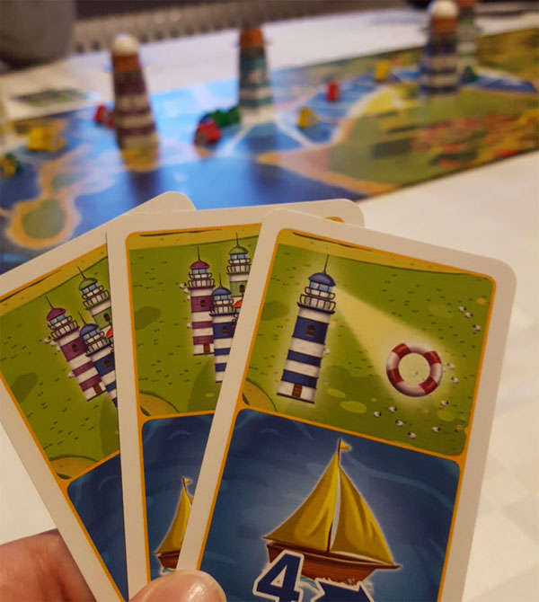 AMIGO Lighthouse Run - Gioco Da Tavolo Regata Vela Con Fari 3D - 2-4 Giocatori, 8+ Anni